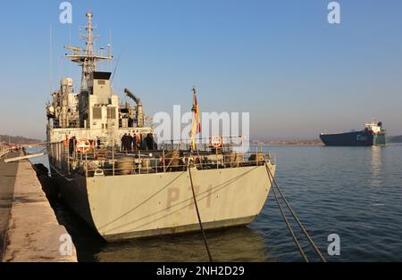 Le bateau de patrouille espagnol Serviola P-71 a été lancé le 10 mai 1990 amarré dans la zone portuaire de Gamazo dans la baie de Santander Cantabria Espagne Banque D'Images