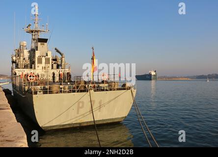 Le bateau de patrouille espagnol Serviola P-71 a été lancé le 10 mai 1990 amarré dans la zone portuaire de Gamazo dans la baie de Santander Cantabria Espagne Banque D'Images