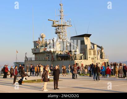 Le bateau de patrouille espagnol Serviola P-71 a été lancé le 10 mai 1990 amarré dans la zone portuaire de Gamazo dans la baie de Santander Cantabria Espagne Banque D'Images