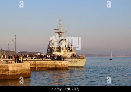 Le bateau de patrouille espagnol Serviola P-71 a été lancé le 10 mai 1990 amarré dans la zone portuaire de Gamazo dans la baie de Santander Cantabria Espagne Banque D'Images