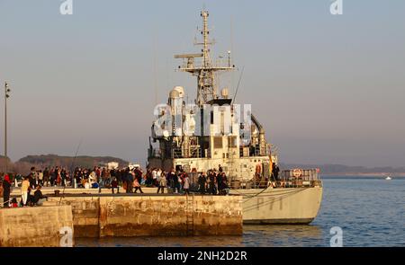 Le bateau de patrouille espagnol Serviola P-71 a été lancé le 10 mai 1990 amarré dans la zone portuaire de Gamazo dans la baie de Santander Cantabria Espagne Banque D'Images