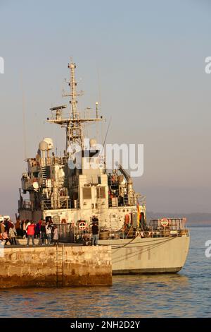 Le bateau de patrouille espagnol Serviola P-71 a été lancé le 10 mai 1990 amarré dans la zone portuaire de Gamazo dans la baie de Santander Cantabria Espagne Banque D'Images