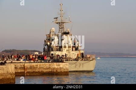 Le bateau de patrouille espagnol Serviola P-71 a été lancé le 10 mai 1990 amarré dans la zone portuaire de Gamazo dans la baie de Santander Cantabria Espagne Banque D'Images