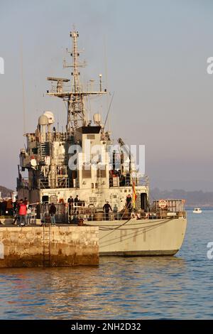 Le bateau de patrouille espagnol Serviola P-71 a été lancé le 10 mai 1990 amarré dans la zone portuaire de Gamazo dans la baie de Santander Cantabria Espagne Banque D'Images