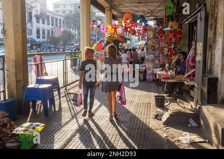 Scène urbaine de Maha Bandoola Road dans le quartier chinois de Yangon. Le Myanmar est ethniquement diversifié avec 51 millions d'habitants appartenant à 135 groupes ethniques. Banque D'Images