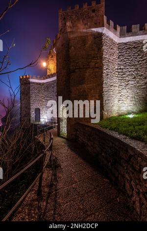 Vue nocturne du château de Vénus avec le brouillard dans le village médiéval d'Erice, Sicile Banque D'Images