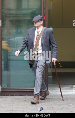 Lance O'Connor, 53 ans, quitte le tribunal des magistrats de Westminster, dans le centre de Londres, où il a comparu accusé d'agression contre un agent d'urgence, d'obstruction d'un policier et de deux infractions homophobes graves à l'ordre public. M. O'Connor a été arrêté à l'extérieur de la galerie d'art Tate Britain samedi 11 février, où une manifestation a eu lieu contre un événement de narration d'une reine de dragons à l'intérieur. Date de la photo: Lundi 20 février 2023. Banque D'Images