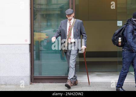 Lance O'Connor, 53 ans, quitte le tribunal des magistrats de Westminster, dans le centre de Londres, où il a comparu accusé d'agression contre un agent d'urgence, d'obstruction d'un policier et de deux infractions homophobes graves à l'ordre public. M. O'Connor a été arrêté à l'extérieur de la galerie d'art Tate Britain samedi 11 février, où une manifestation a eu lieu contre un événement de narration d'une reine de dragons à l'intérieur. Date de la photo: Lundi 20 février 2023. Banque D'Images