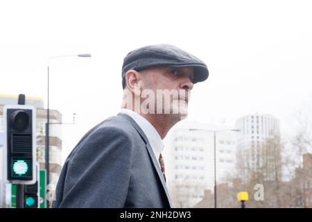 Lance O'Connor, 53 ans, quitte le tribunal des magistrats de Westminster, dans le centre de Londres, où il a comparu accusé d'agression contre un agent d'urgence, d'obstruction d'un policier et de deux infractions homophobes graves à l'ordre public. M. O'Connor a été arrêté à l'extérieur de la galerie d'art Tate Britain samedi 11 février, où une manifestation a eu lieu contre un événement de narration d'une reine de dragons à l'intérieur. Date de la photo: Lundi 20 février 2023. Banque D'Images