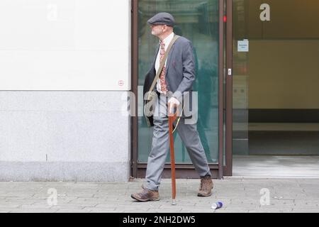 Lance O'Connor, 53 ans, quitte le tribunal des magistrats de Westminster, dans le centre de Londres, où il a comparu accusé d'agression contre un agent d'urgence, d'obstruction d'un policier et de deux infractions homophobes graves à l'ordre public. M. O'Connor a été arrêté à l'extérieur de la galerie d'art Tate Britain samedi 11 février, où une manifestation a eu lieu contre un événement de narration d'une reine de dragons à l'intérieur. Date de la photo: Lundi 20 février 2023. Banque D'Images