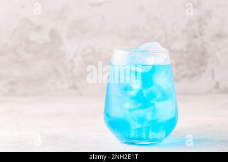 Boisson bleue rafraîchissante ou cocktail avec glace. Banque D'Images