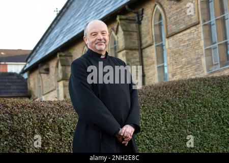 Vicaire anglican dans une église. Oldham. Manchester. Royaume-Uni. Banque D'Images