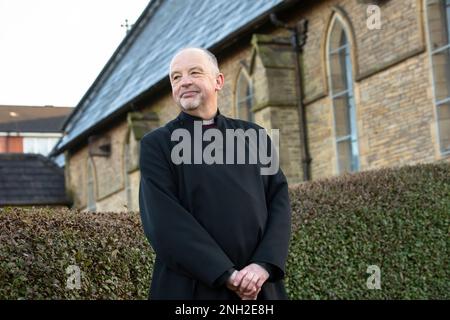 Vicaire anglican dans une église. Oldham. Manchester. Royaume-Uni. Banque D'Images
