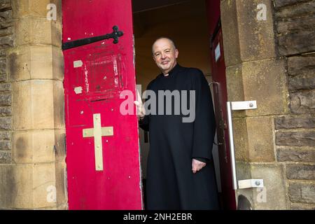 Vicaire anglican dans une église. Oldham. Manchester. Royaume-Uni. Banque D'Images