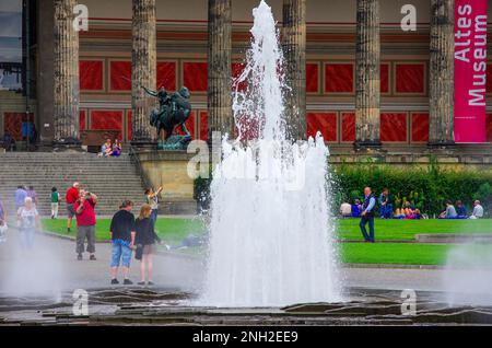 Scène animée à la fontaine de la ville de Lustgarten, les touristes et les habitants de la région s'bousculatent sur la place en face de la cathédrale et du vieux musée, Berlin, Allemagne. Banque D'Images