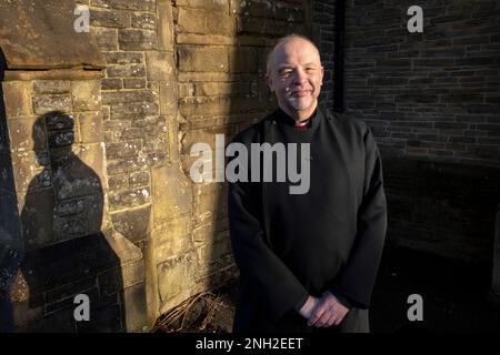 Vicaire anglican dans une église. Oldham. Manchester. Royaume-Uni. Banque D'Images