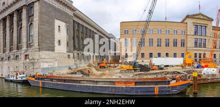 Site de construction de l'île aux Musées, la barge Königs Wusterhausen est amarrée sur les rives de la Spree au Nouveau Musée, Berlin, Allemagne. Banque D'Images