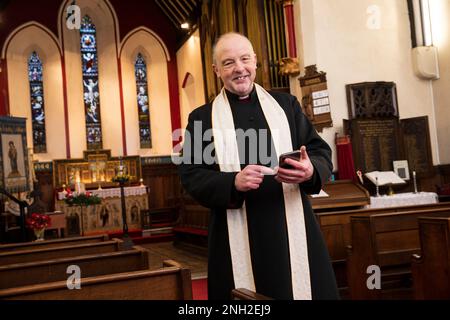 Vicaire anglican dans une église. Oldham. Manchester. Royaume-Uni. Banque D'Images