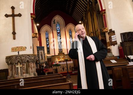 Vicaire anglican dans une église. Oldham. Manchester. Royaume-Uni. Banque D'Images