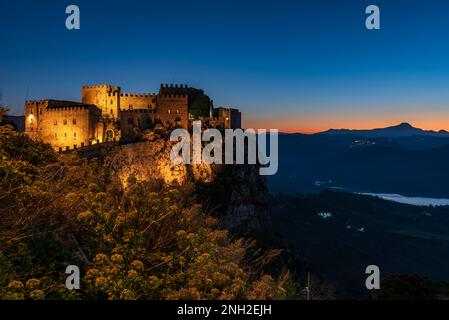 Vue panoramique du château de Caccamo au crépuscule, Sicile Banque D'Images