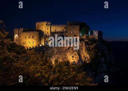 Vue nocturne du château médiéval de Caccamo, Sicile Banque D'Images