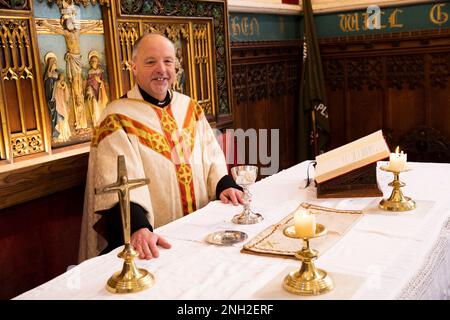 Vicaire anglican dans une église. Oldham. Manchester. Royaume-Uni. Banque D'Images