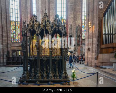 Tombe de Saint Sebaldus à Saint Église Sebaldus (Sebalduskirche) intérieur - Nuremberg, Bavière, Allemagne Banque D'Images