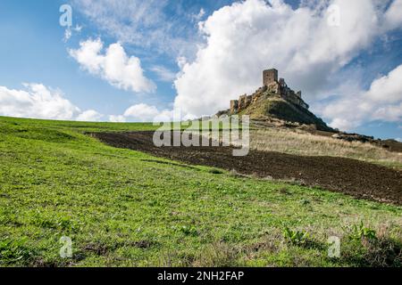 Vue panoramique sur le château de Cefalà Diana, Sicile Banque D'Images