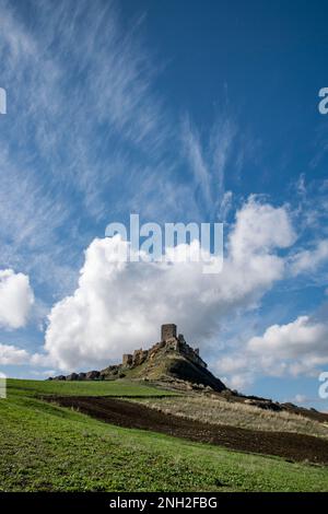 Vue panoramique sur le château de Cefalà Diana, Sicile Banque D'Images