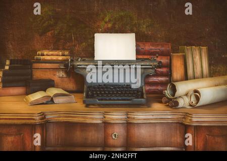 Ancien bureau en bois avec machine à écrire vintage tenant une feuille de papier vide et des livres et des cartes anciens Banque D'Images