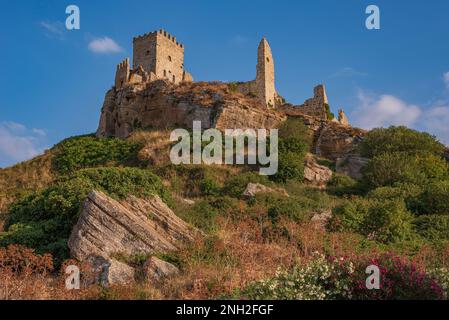 Vue panoramique sur le château de Cefalà Diana, Sicile Banque D'Images