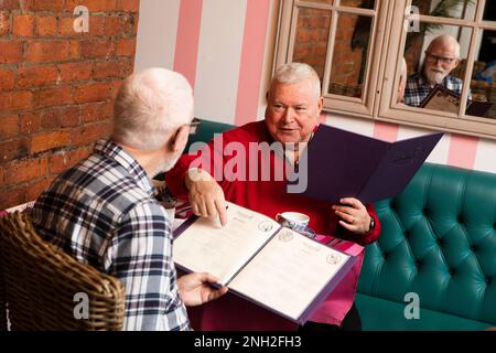 Deux hommes dans un café. Manchester. Royaume-Uni. Banque D'Images
