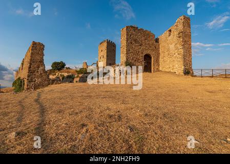 Vue sur les ruines du château de Cefalà Diana, Sicile Banque D'Images