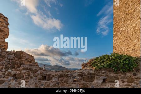 Vue panoramique depuis les ruines du château de Cefalà Diana au crépuscule, Sicile Banque D'Images