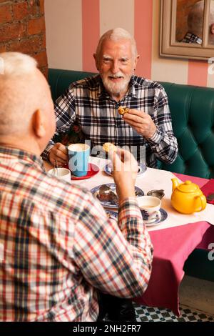 Deux hommes dans un café. Manchester. Royaume-Uni. Banque D'Images