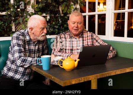 Deux hommes dans un café. Manchester. Royaume-Uni. Banque D'Images