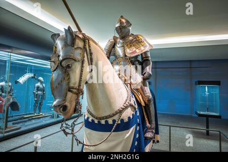 Chevalier sur armure et cheval au Musée national Germanisches (Musée national germanique) intérieur - Nuremberg, Bavière, Allemagne Banque D'Images