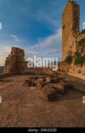 Vue sur les ruines du château de Cefalà Diana, Sicile Banque D'Images