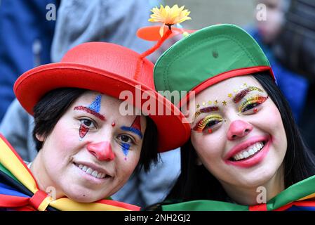 Düsseldorf, Allemagne. 20th févr. 2023. Les carnivistes costumés se tiennent le long de la route de la parade. Düsseldorf accueille le premier défilé du lundi des roses depuis trois ans ; en 2021 et 2022, les défilés ont été annulés en raison de Corona. Credit: Federico Gambarini/dpa/Alay Live News Banque D'Images