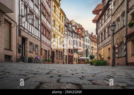 Bâtiments traditionnels colorés à colombages dans la rue Weissgerbergasse - Nuremberg, Bavière, Allemagne Banque D'Images