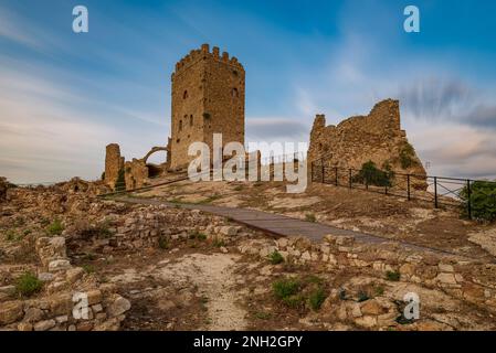 Vue panoramique du château de Cefalà Diana au crépuscule, Sicile Banque D'Images