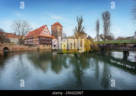 Wasserturm (tour d'eau), Weinstadel (ancien dépôt de vin), Hencurbrucke et pont Henkersteg à Pegnitz River - Nuremberg, Bavière, Allemagne Banque D'Images