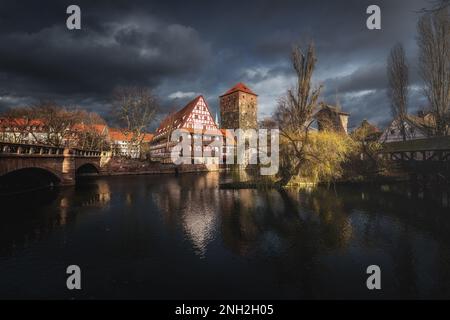 Wasserturm (Tour de l'eau), Weinstadel (ancien dépôt de vin) et le pont Hencurbrucke à la rivière Pegnitz - Nuremberg, Bavière, Allemagne Banque D'Images