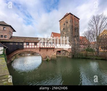 Pont Hencurbrucke et Wasserturm (Tour de l'eau) à la rivière Pegnitz - Nuremberg, Bavière, Allemagne Banque D'Images