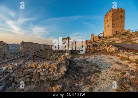 Vue sur les ruines du château de Cefalà Diana, Sicile Banque D'Images