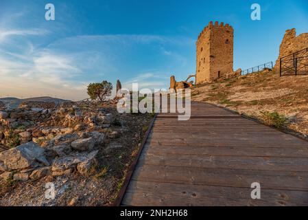 Passerelle en bois pour accéder au château de Cefalà Diana, Sicile Banque D'Images