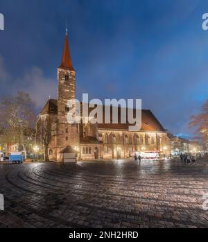 St. L'église Jakob (église Saint-Jacques) à la place Jakobsplatz la nuit - Nuremberg, Bavière, Allemagne Banque D'Images