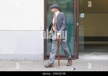 Lance O'Connor, 53 ans, quitte le tribunal des magistrats de Westminster, dans le centre de Londres, où il a comparu accusé d'agression contre un agent d'urgence, d'obstruction d'un policier et de deux infractions homophobes graves à l'ordre public. M. O'Connor a été arrêté à l'extérieur de la galerie d'art Tate Britain samedi 11 février, où une manifestation a eu lieu contre un événement de narration d'une reine de dragons à l'intérieur. Date de la photo: Lundi 20 février 2023. Banque D'Images