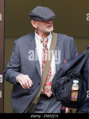 Lance O'Connor, 53 ans, quitte le tribunal des magistrats de Westminster, dans le centre de Londres, où il a comparu accusé d'agression contre un agent d'urgence, d'obstruction d'un policier et de deux infractions homophobes graves à l'ordre public. M. O'Connor a été arrêté à l'extérieur de la galerie d'art Tate Britain samedi 11 février, où une manifestation a eu lieu contre un événement de narration d'une reine de dragons à l'intérieur. Date de la photo: Lundi 20 février 2023. Banque D'Images