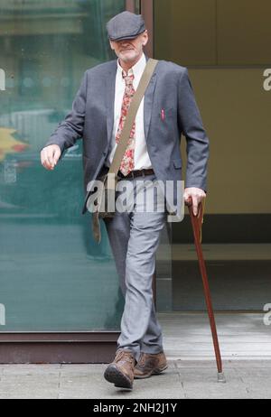 Lance O'Connor, 53 ans, quitte le tribunal des magistrats de Westminster, dans le centre de Londres, où il a comparu accusé d'agression contre un agent d'urgence, d'obstruction d'un policier et de deux infractions homophobes graves à l'ordre public. M. O'Connor a été arrêté à l'extérieur de la galerie d'art Tate Britain samedi 11 février, où une manifestation a eu lieu contre un événement de narration d'une reine de dragons à l'intérieur. Date de la photo: Lundi 20 février 2023. Banque D'Images